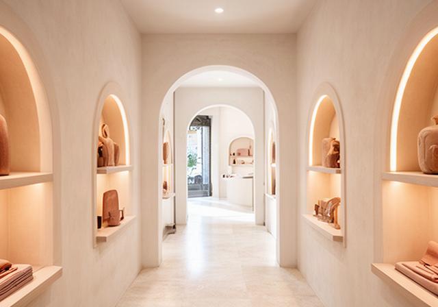 Interno di una boutique a Taormina con nicchie illuminate e pareti color calce